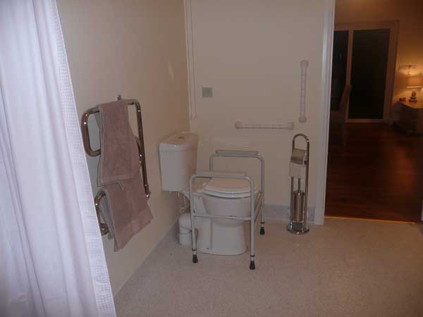 bathroom of disabled accessible holiday accomodation